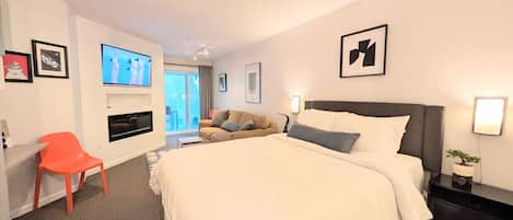 Escritorio, tabla de planchar con plancha, wifi y ropa de cama