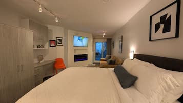 Desk, iron/ironing board, WiFi, bed sheets