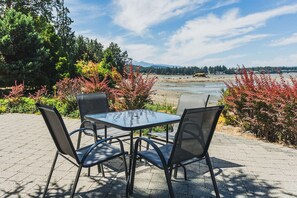 Outdoor dining - Hotel-style layout ideal for remote work and modern-day travelers. Enjoy complimentary access to the resort’s fitness center and amenities. (Nanoose Bay)