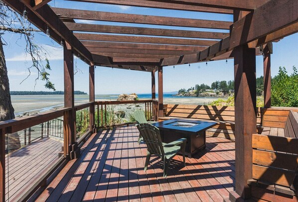 Property grounds - Hotel-style layout ideal for remote work and modern-day travelers. Enjoy complimentary access to the resort’s fitness center and amenities. (Nanoose Bay)