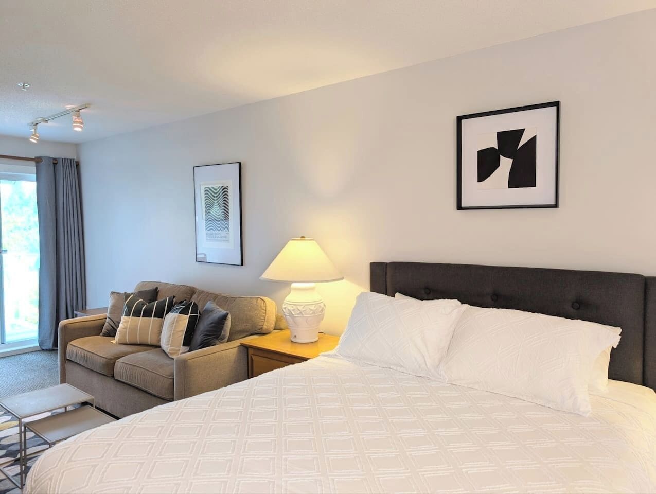 Desk, iron/ironing board, WiFi, bed sheets
