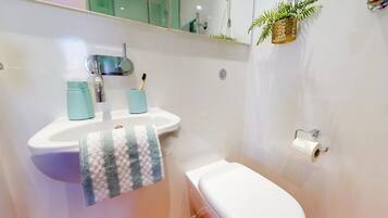 Studio, non-fumeurs | Salle de bain | Douche, serviettes fournies