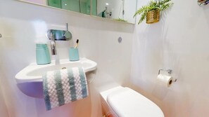 Studio, Non Smoking | Bathroom | Shower, towels