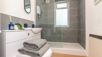 Apartment, 1 Bedroom | Bathroom | Toilet paper
