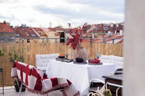 Dining room - Charming Prague Apartment in Vršovice With Roof Terrace (Prague)