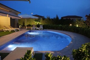 Vila, 4 quartos, piscina particular, vista para o jardim | Piscina | Piscina externa