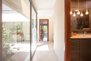Vila, 4 quartos, piscina particular, vista para o jardim | Banheiro