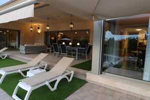 Vila, 4 quartos, piscina particular, vista para o jardim | Opções para refeição ao ar livre