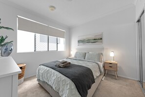 1 dormitorio, escritorio, tabla de planchar con plancha y cuna de viaje