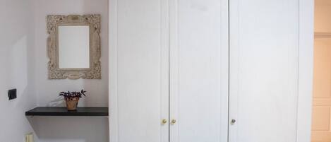 Studio, 1 Bedroom, Accessible, Smoking | Interior