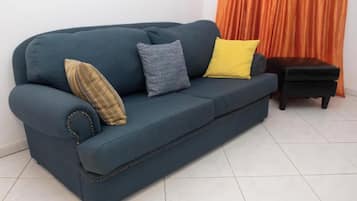 Studio, 1 Bedroom, Accessible, Smoking | Living room