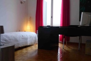 1 chambre, fer et planche à repasser, Wi-Fi gratuit, draps fournis