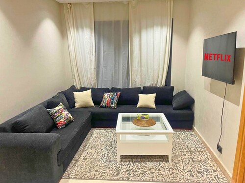2-bedroom apartment in gorgeous Casablanca with WiFi, AC 1MIN FROM TRAMWAY
