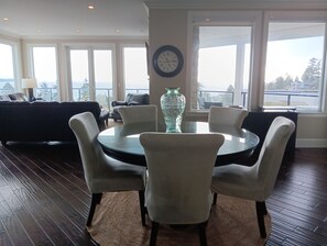 Free daily full breakfast  - Sand and Salt Bed & Breakfast (White Rock)