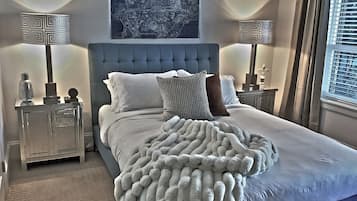 Deluxe Room, 1 Queen Bed | 1 bedroom, premium bedding, down duvets, pillow-top beds