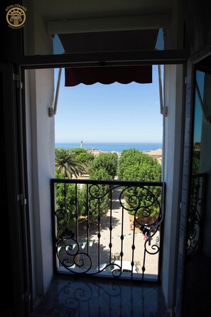 In-room safe, desk, laptop workspace, blackout drapes - Hotel Césarée (Cherchell)