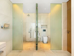 Secadora de cabello, bidet, toallas, jabón