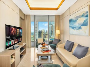 Living area - FIVE LUXE JBR - 1BR Suite with hot tub - Beach & pool access - Ventura stays (Dubai)