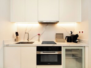 Private kitchen - FIVE LUXE JBR - 1BR Suite with hot tub - Beach & pool access - Ventura stays (Dubai)