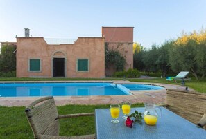 สระว่ายน้ำกลางแจ้ง