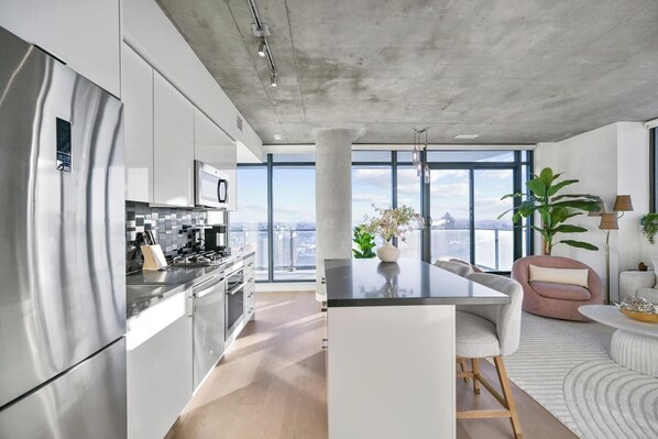 Jääkaappi, mikroaaltouuni, uuni, liesi