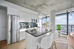 Jääkaappi, mikroaaltouuni, uuni, liesi