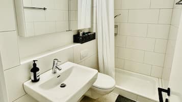 Dusch, hårtork, handdukar och tvål