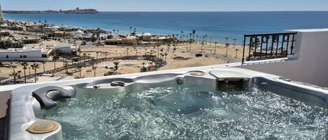 Bañera de hidromasaje al aire libre