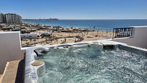 Ein Whirlpool mit Blick auf Strand und Meer.