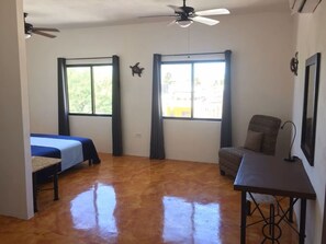 1 chambre, bureau, fer et planche à repasser, Wi-Fi gratuit