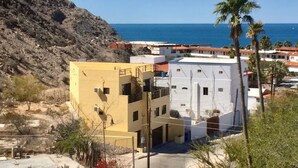 Un bâtiment situé sur la côte, doté d’un toit plat, d’un balcon et offrant une vue sur la mer.