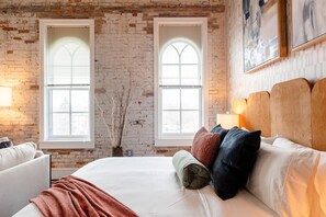 Desk, iron/ironing board, WiFi, bed sheets
