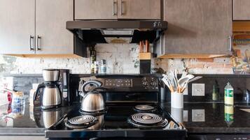 Refrigerador, microondas, horno y parrilla de estufa