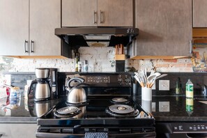 Køleskab, mikrobølgeovn, ovn, kogeplade