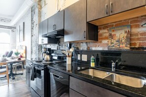 Fridge, microwave, oven, stovetop - Hotel California - KING BED LOFT (Ypsilanti)