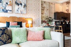 Smart TV - Hotel California - KING BED LOFT (Ypsilanti)