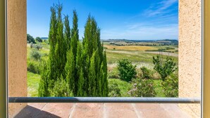 A balcony with a view of a green landscape, including trees and fields. - Le Farsiche by Interhome (Castellina Marittima)