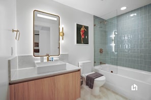 Douche, séchoir à cheveux, serviettes fournies, savon