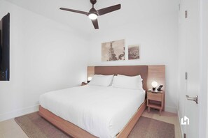 1 chambre, coffre-fort, fer et planche à repasser, lit de bébé portatif