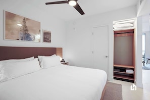 1 chambre, coffre-fort, fer et planche à repasser, lit de bébé portatif