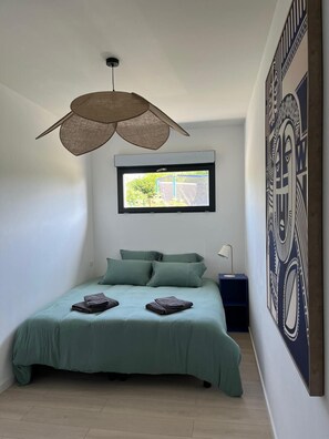 4 bedrooms, desk, iron/ironing board, travel crib