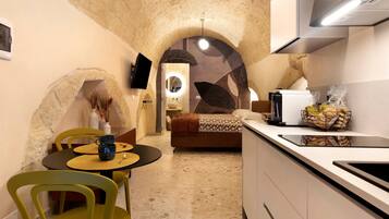 Frigorifero, piano cottura, macchina per tè/caffè, seggiolone