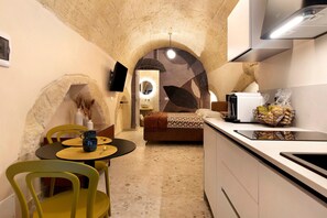 Frigorifero, piano cottura, macchina per tè/caffè, seggiolone