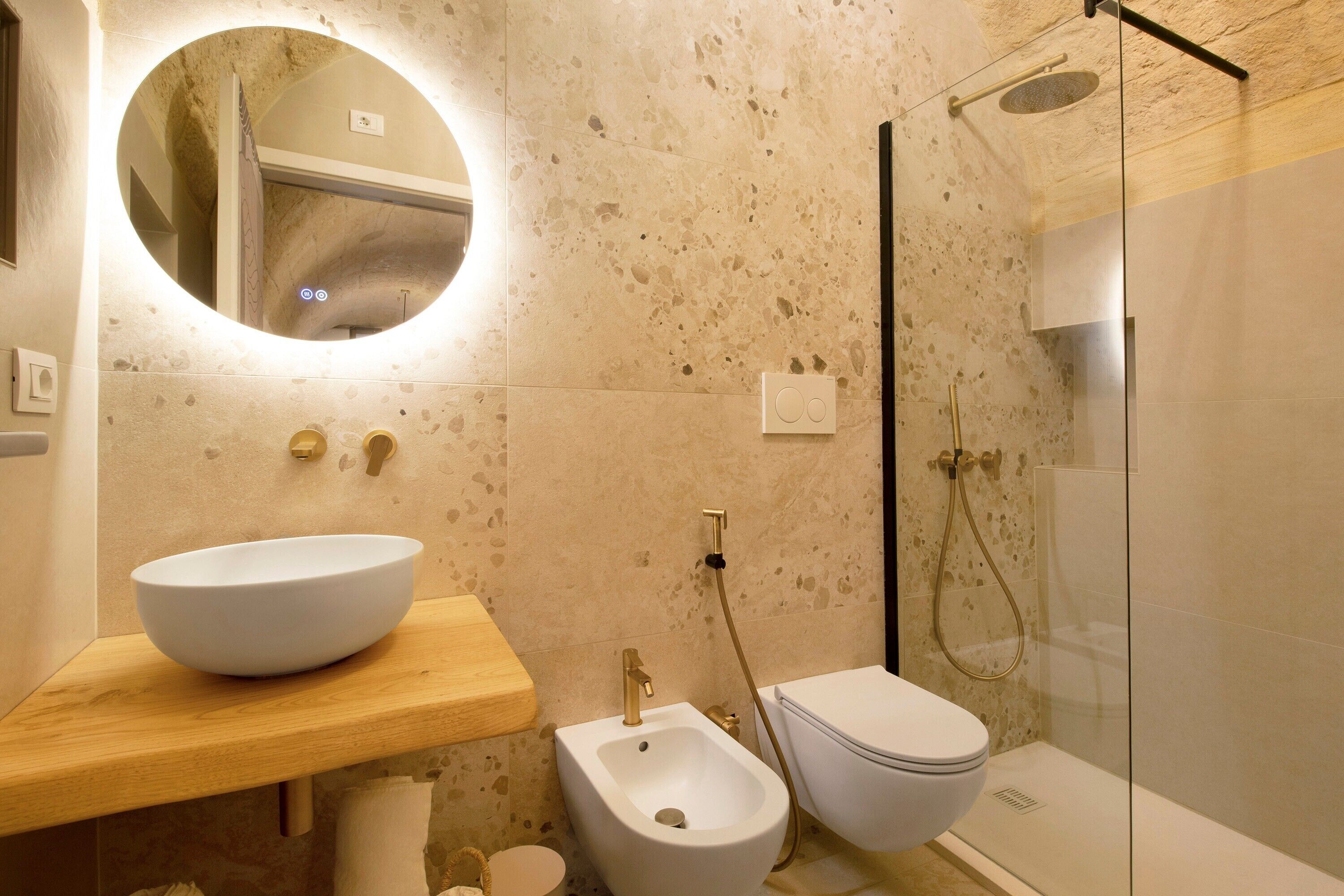 Een douche, een haardroger, handdoeken