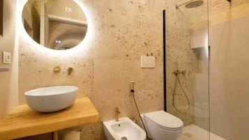 Een douche, een haardroger, handdoeken