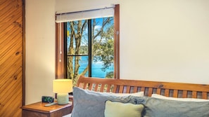 3 bedrooms, iron/ironing board, internet, bed sheets