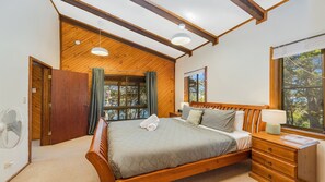 3 bedrooms, iron/ironing board, Internet, bed sheets - The Treehouse on Hardys by HolidayCo. (KILLCARE)