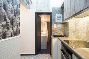 Réfrigérateur, micro-ondes, plaque de cuisson, lave-vaisselle