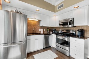 Geladeira, micro-ondas, fogão, cooktop