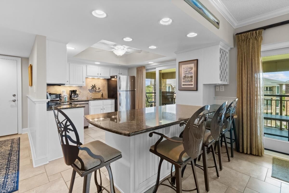 Kylskåp, mikrovågsugn, ugn och spishäll